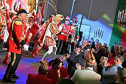 02 BuergerGala 2025-02-22 09  Samstagstour 22. Februar - Am Abend starteten wir in Hamborn im „Abteikeller“. Die 1.Gr. KG Rot-Weiß Hamborn-Marxloh hatte die Männer zur Herrensitzung geladen. Danach dann zwei Termine in Duisburgs City. Zuerst die im WYNDHAM Hotel Duisburger Hof die Premiere der Bürgergarde Duisburg. Deren „Bürger Gala“ war die erste Saalveranstaltung seit ihrer Gründung. Danach dann ein paar Meter weiter in der Aula des Gertrud-Bäumer-Berufskolleg der letzte Auftritt an diesem Abend auf dem Kostümfest der KG Königreich Duissern. : DVPJ, Holger II, Phil II., Prinz Karneval, Prinz, Prinzessin Mia I., Hofmarschälle, Page, Pagen, Paginnen, HDK, Duisburg, Karneval, Helau, Tollität, Event, Session 2024, Session 2025, HDK Duisburg, Hauptausschuss, Hauptausschuss Karneval Duisburg, Duisburg ist echt