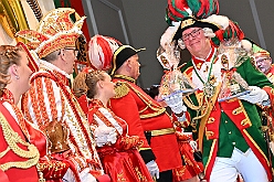 02 BuergerGala 2025-02-22 10  Samstagstour 22. Februar - Am Abend starteten wir in Hamborn im „Abteikeller“. Die 1.Gr. KG Rot-Weiß Hamborn-Marxloh hatte die Männer zur Herrensitzung geladen. Danach dann zwei Termine in Duisburgs City. Zuerst die im WYNDHAM Hotel Duisburger Hof die Premiere der Bürgergarde Duisburg. Deren „Bürger Gala“ war die erste Saalveranstaltung seit ihrer Gründung. Danach dann ein paar Meter weiter in der Aula des Gertrud-Bäumer-Berufskolleg der letzte Auftritt an diesem Abend auf dem Kostümfest der KG Königreich Duissern. : DVPJ, Holger II, Phil II., Prinz Karneval, Prinz, Prinzessin Mia I., Hofmarschälle, Page, Pagen, Paginnen, HDK, Duisburg, Karneval, Helau, Tollität, Event, Session 2024, Session 2025, HDK Duisburg, Hauptausschuss, Hauptausschuss Karneval Duisburg, Duisburg ist echt