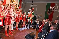 02 BuergerGala 2025-02-22 13  Samstagstour 22. Februar - Am Abend starteten wir in Hamborn im „Abteikeller“. Die 1.Gr. KG Rot-Weiß Hamborn-Marxloh hatte die Männer zur Herrensitzung geladen. Danach dann zwei Termine in Duisburgs City. Zuerst die im WYNDHAM Hotel Duisburger Hof die Premiere der Bürgergarde Duisburg. Deren „Bürger Gala“ war die erste Saalveranstaltung seit ihrer Gründung. Danach dann ein paar Meter weiter in der Aula des Gertrud-Bäumer-Berufskolleg der letzte Auftritt an diesem Abend auf dem Kostümfest der KG Königreich Duissern. : DVPJ, Holger II, Phil II., Prinz Karneval, Prinz, Prinzessin Mia I., Hofmarschälle, Page, Pagen, Paginnen, HDK, Duisburg, Karneval, Helau, Tollität, Event, Session 2024, Session 2025, HDK Duisburg, Hauptausschuss, Hauptausschuss Karneval Duisburg, Duisburg ist echt