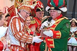 02 BuergerGala 2025-02-22 14  Samstagstour 22. Februar - Am Abend starteten wir in Hamborn im „Abteikeller“. Die 1.Gr. KG Rot-Weiß Hamborn-Marxloh hatte die Männer zur Herrensitzung geladen. Danach dann zwei Termine in Duisburgs City. Zuerst die im WYNDHAM Hotel Duisburger Hof die Premiere der Bürgergarde Duisburg. Deren „Bürger Gala“ war die erste Saalveranstaltung seit ihrer Gründung. Danach dann ein paar Meter weiter in der Aula des Gertrud-Bäumer-Berufskolleg der letzte Auftritt an diesem Abend auf dem Kostümfest der KG Königreich Duissern. : DVPJ, Holger II, Phil II., Prinz Karneval, Prinz, Prinzessin Mia I., Hofmarschälle, Page, Pagen, Paginnen, HDK, Duisburg, Karneval, Helau, Tollität, Event, Session 2024, Session 2025, HDK Duisburg, Hauptausschuss, Hauptausschuss Karneval Duisburg, Duisburg ist echt