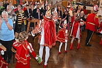 01 EmpfRheinh 2025-02-26 03  26. Februar, ein Mittwoch - Pünktlich um 11:11 Uhr beginnt der Empfang der Bezirksvertretung Rheinhausen in der Erlöserkirche. Natürlich ein Termin mit der Kinderprinzencrew. Danach folgen wir einer Einladung des Studio 47. Am Nachmittag haben Seniorenkarneval auf dem Plan. Im Malteser-Stift in St. Nikolaus wird gesungen und geschunkelt. Am Abend dann das Highlight. Im IntercityHotel geb es den Prinzenempfang der Heimatgesellschaft von sr. Tollität, den Roten Funken. : DVPJ, Holger II, Phil II., Prinz Karneval, Prinz, Prinzessin Mia I., Hofmarschälle, Page, Pagen, Paginnen, HDK, Duisburg, Karneval, Helau, Tollität, Event, Session 2024, Session 2025, HDK Duisburg, Hauptausschuss, Hauptausschuss Karneval Duisburg, Duisburg ist echt