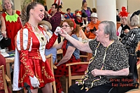 03 MalterseStNikolaus 2025-02-26 03  26. Februar, ein Mittwoch - Pünktlich um 11:11 Uhr beginnt der Empfang der Bezirksvertretung Rheinhausen in der Erlöserkirche. Natürlich ein Termin mit der Kinderprinzencrew. Danach folgen wir einer Einladung des Studio 47. Am Nachmittag haben Seniorenkarneval auf dem Plan. Im Malteser-Stift in St. Nikolaus wird gesungen und geschunkelt. Am Abend dann das Highlight. Im IntercityHotel geb es den Prinzenempfang der Heimatgesellschaft von sr. Tollität, den Roten Funken. : DVPJ, Holger II, Phil II., Prinz Karneval, Prinz, Prinzessin Mia I., Hofmarschälle, Page, Pagen, Paginnen, HDK, Duisburg, Karneval, Helau, Tollität, Event, Session 2024, Session 2025, HDK Duisburg, Hauptausschuss, Hauptausschuss Karneval Duisburg, Duisburg ist echt