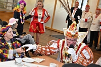 03 MalterseStNikolaus 2025-02-26 04  26. Februar, ein Mittwoch - Pünktlich um 11:11 Uhr beginnt der Empfang der Bezirksvertretung Rheinhausen in der Erlöserkirche. Natürlich ein Termin mit der Kinderprinzencrew. Danach folgen wir einer Einladung des Studio 47. Am Nachmittag haben Seniorenkarneval auf dem Plan. Im Malteser-Stift in St. Nikolaus wird gesungen und geschunkelt. Am Abend dann das Highlight. Im IntercityHotel geb es den Prinzenempfang der Heimatgesellschaft von sr. Tollität, den Roten Funken. : DVPJ, Holger II, Phil II., Prinz Karneval, Prinz, Prinzessin Mia I., Hofmarschälle, Page, Pagen, Paginnen, HDK, Duisburg, Karneval, Helau, Tollität, Event, Session 2024, Session 2025, HDK Duisburg, Hauptausschuss, Hauptausschuss Karneval Duisburg, Duisburg ist echt