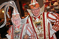 04 PrEmpf RoteFunken 2025-02-26 13  26. Februar, ein Mittwoch - Pünktlich um 11:11 Uhr beginnt der Empfang der Bezirksvertretung Rheinhausen in der Erlöserkirche. Natürlich ein Termin mit der Kinderprinzencrew. Danach folgen wir einer Einladung des Studio 47. Am Nachmittag haben Seniorenkarneval auf dem Plan. Im Malteser-Stift in St. Nikolaus wird gesungen und geschunkelt. Am Abend dann das Highlight. Im IntercityHotel geb es den Prinzenempfang der Heimatgesellschaft von sr. Tollität, den Roten Funken. : DVPJ, Holger II, Phil II., Prinz Karneval, Prinz, Prinzessin Mia I., Hofmarschälle, Page, Pagen, Paginnen, HDK, Duisburg, Karneval, Helau, Tollität, Event, Session 2024, Session 2025, HDK Duisburg, Hauptausschuss, Hauptausschuss Karneval Duisburg, Duisburg ist echt