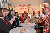 04 PrEmpf RoteFunken 2025-02-26 24  26. Februar, ein Mittwoch - Pünktlich um 11:11 Uhr beginnt der Empfang der Bezirksvertretung Rheinhausen in der Erlöserkirche. Natürlich ein Termin mit der Kinderprinzencrew. Danach folgen wir einer Einladung des Studio 47. Am Nachmittag haben Seniorenkarneval auf dem Plan. Im Malteser-Stift in St. Nikolaus wird gesungen und geschunkelt. Am Abend dann das Highlight. Im IntercityHotel geb es den Prinzenempfang der Heimatgesellschaft von sr. Tollität, den Roten Funken. : DVPJ, Holger II, Phil II., Prinz Karneval, Prinz, Prinzessin Mia I., Hofmarschälle, Page, Pagen, Paginnen, HDK, Duisburg, Karneval, Helau, Tollität, Event, Session 2024, Session 2025, HDK Duisburg, Hauptausschuss, Hauptausschuss Karneval Duisburg, Duisburg ist echt