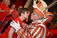 04 PrEmpf RoteFunken 2025-02-26 33  26. Februar, ein Mittwoch - Pünktlich um 11:11 Uhr beginnt der Empfang der Bezirksvertretung Rheinhausen in der Erlöserkirche. Natürlich ein Termin mit der Kinderprinzencrew. Danach folgen wir einer Einladung des Studio 47. Am Nachmittag haben Seniorenkarneval auf dem Plan. Im Malteser-Stift in St. Nikolaus wird gesungen und geschunkelt. Am Abend dann das Highlight. Im IntercityHotel geb es den Prinzenempfang der Heimatgesellschaft von sr. Tollität, den Roten Funken. : DVPJ, Holger II, Phil II., Prinz Karneval, Prinz, Prinzessin Mia I., Hofmarschälle, Page, Pagen, Paginnen, HDK, Duisburg, Karneval, Helau, Tollität, Event, Session 2024, Session 2025, HDK Duisburg, Hauptausschuss, Hauptausschuss Karneval Duisburg, Duisburg ist echt