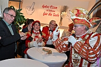 04 PrEmpf RoteFunken 2025-02-26 41  26. Februar, ein Mittwoch - Pünktlich um 11:11 Uhr beginnt der Empfang der Bezirksvertretung Rheinhausen in der Erlöserkirche. Natürlich ein Termin mit der Kinderprinzencrew. Danach folgen wir einer Einladung des Studio 47. Am Nachmittag haben Seniorenkarneval auf dem Plan. Im Malteser-Stift in St. Nikolaus wird gesungen und geschunkelt. Am Abend dann das Highlight. Im IntercityHotel geb es den Prinzenempfang der Heimatgesellschaft von sr. Tollität, den Roten Funken. : DVPJ, Holger II, Phil II., Prinz Karneval, Prinz, Prinzessin Mia I., Hofmarschälle, Page, Pagen, Paginnen, HDK, Duisburg, Karneval, Helau, Tollität, Event, Session 2024, Session 2025, HDK Duisburg, Hauptausschuss, Hauptausschuss Karneval Duisburg, Duisburg ist echt