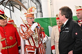 DEKRA PriWieg2025-02-26 02  Prinzenwiegen bei der DEKRA -  Ein Termin bei der DEKRA in Neumühl gehört schon auch zu den Traditionen im Duisburger Karneval. Dort findet alljährlich einPrinzenwiegen statt. Die DEKRA ist aber auch ein zuverlässiger Partner wenn es um TÜV-Abnahmen bei den Karnevalswagen geht. : DVPJ, Holger II, Phil II., Prinz Karneval, Prinz, Prinzessin Mia I., Hofmarschälle, Page, Pagen, Paginnen, HDK, Duisburg, Karneval, Helau, Tollität, Event, Session 2024, Session 2025, HDK Duisburg, Hauptausschuss, Hauptausschuss Karneval Duisburg, Duisburg ist echt