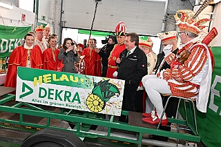DEKRA PriWieg2025-02-26 03  Prinzenwiegen bei der DEKRA -  Ein Termin bei der DEKRA in Neumühl gehört schon auch zu den Traditionen im Duisburger Karneval. Dort findet alljährlich einPrinzenwiegen statt. Die DEKRA ist aber auch ein zuverlässiger Partner wenn es um TÜV-Abnahmen bei den Karnevalswagen geht. : DVPJ, Holger II, Phil II., Prinz Karneval, Prinz, Prinzessin Mia I., Hofmarschälle, Page, Pagen, Paginnen, HDK, Duisburg, Karneval, Helau, Tollität, Event, Session 2024, Session 2025, HDK Duisburg, Hauptausschuss, Hauptausschuss Karneval Duisburg, Duisburg ist echt