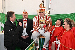 DEKRA PriWieg2025-02-26 04  Prinzenwiegen bei der DEKRA -  Ein Termin bei der DEKRA in Neumühl gehört schon auch zu den Traditionen im Duisburger Karneval. Dort findet alljährlich einPrinzenwiegen statt. Die DEKRA ist aber auch ein zuverlässiger Partner wenn es um TÜV-Abnahmen bei den Karnevalswagen geht. : DVPJ, Holger II, Phil II., Prinz Karneval, Prinz, Prinzessin Mia I., Hofmarschälle, Page, Pagen, Paginnen, HDK, Duisburg, Karneval, Helau, Tollität, Event, Session 2024, Session 2025, HDK Duisburg, Hauptausschuss, Hauptausschuss Karneval Duisburg, Duisburg ist echt
