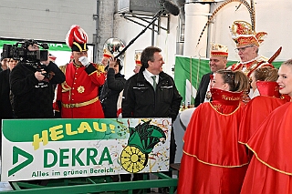 DEKRA PriWieg2025-02-26 05  Prinzenwiegen bei der DEKRA -  Ein Termin bei der DEKRA in Neumühl gehört schon auch zu den Traditionen im Duisburger Karneval. Dort findet alljährlich einPrinzenwiegen statt. Die DEKRA ist aber auch ein zuverlässiger Partner wenn es um TÜV-Abnahmen bei den Karnevalswagen geht. : DVPJ, Holger II, Phil II., Prinz Karneval, Prinz, Prinzessin Mia I., Hofmarschälle, Page, Pagen, Paginnen, HDK, Duisburg, Karneval, Helau, Tollität, Event, Session 2024, Session 2025, HDK Duisburg, Hauptausschuss, Hauptausschuss Karneval Duisburg, Duisburg ist echt