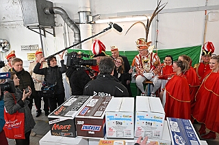 DEKRA PriWieg2025-02-26 06  Prinzenwiegen bei der DEKRA -  Ein Termin bei der DEKRA in Neumühl gehört schon auch zu den Traditionen im Duisburger Karneval. Dort findet alljährlich einPrinzenwiegen statt. Die DEKRA ist aber auch ein zuverlässiger Partner wenn es um TÜV-Abnahmen bei den Karnevalswagen geht. : DVPJ, Holger II, Phil II., Prinz Karneval, Prinz, Prinzessin Mia I., Hofmarschälle, Page, Pagen, Paginnen, HDK, Duisburg, Karneval, Helau, Tollität, Event, Session 2024, Session 2025, HDK Duisburg, Hauptausschuss, Hauptausschuss Karneval Duisburg, Duisburg ist echt