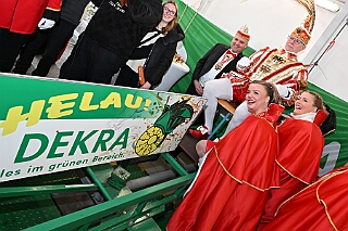 DEKRA PriWieg2025-02-26 07  Prinzenwiegen bei der DEKRA -  Ein Termin bei der DEKRA in Neumühl gehört schon auch zu den Traditionen im Duisburger Karneval. Dort findet alljährlich einPrinzenwiegen statt. Die DEKRA ist aber auch ein zuverlässiger Partner wenn es um TÜV-Abnahmen bei den Karnevalswagen geht. : DVPJ, Holger II, Phil II., Prinz Karneval, Prinz, Prinzessin Mia I., Hofmarschälle, Page, Pagen, Paginnen, HDK, Duisburg, Karneval, Helau, Tollität, Event, Session 2024, Session 2025, HDK Duisburg, Hauptausschuss, Hauptausschuss Karneval Duisburg, Duisburg ist echt