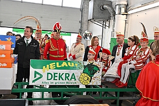 DEKRA PriWieg2025-02-26 08  Prinzenwiegen bei der DEKRA -  Ein Termin bei der DEKRA in Neumühl gehört schon auch zu den Traditionen im Duisburger Karneval. Dort findet alljährlich einPrinzenwiegen statt. Die DEKRA ist aber auch ein zuverlässiger Partner wenn es um TÜV-Abnahmen bei den Karnevalswagen geht. : DVPJ, Holger II, Phil II., Prinz Karneval, Prinz, Prinzessin Mia I., Hofmarschälle, Page, Pagen, Paginnen, HDK, Duisburg, Karneval, Helau, Tollität, Event, Session 2024, Session 2025, HDK Duisburg, Hauptausschuss, Hauptausschuss Karneval Duisburg, Duisburg ist echt
