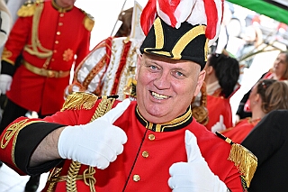 DEKRA PriWieg2025-02-26 09  Prinzenwiegen bei der DEKRA -  Ein Termin bei der DEKRA in Neumühl gehört schon auch zu den Traditionen im Duisburger Karneval. Dort findet alljährlich einPrinzenwiegen statt. Die DEKRA ist aber auch ein zuverlässiger Partner wenn es um TÜV-Abnahmen bei den Karnevalswagen geht. : DVPJ, Holger II, Phil II., Prinz Karneval, Prinz, Prinzessin Mia I., Hofmarschälle, Page, Pagen, Paginnen, HDK, Duisburg, Karneval, Helau, Tollität, Event, Session 2024, Session 2025, HDK Duisburg, Hauptausschuss, Hauptausschuss Karneval Duisburg, Duisburg ist echt