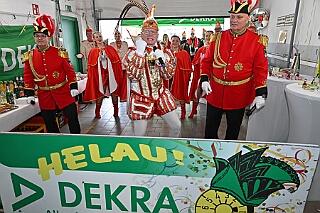 DEKRA PriWieg2025-02-26 10  Prinzenwiegen bei der DEKRA -  Ein Termin bei der DEKRA in Neumühl gehört schon auch zu den Traditionen im Duisburger Karneval. Dort findet alljährlich einPrinzenwiegen statt. Die DEKRA ist aber auch ein zuverlässiger Partner wenn es um TÜV-Abnahmen bei den Karnevalswagen geht. : DVPJ, Holger II, Phil II., Prinz Karneval, Prinz, Prinzessin Mia I., Hofmarschälle, Page, Pagen, Paginnen, HDK, Duisburg, Karneval, Helau, Tollität, Event, Session 2024, Session 2025, HDK Duisburg, Hauptausschuss, Hauptausschuss Karneval Duisburg, Duisburg ist echt