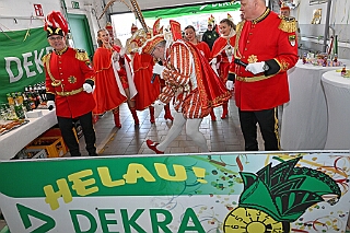 DEKRA PriWieg2025-02-26 11  Prinzenwiegen bei der DEKRA -  Ein Termin bei der DEKRA in Neumühl gehört schon auch zu den Traditionen im Duisburger Karneval. Dort findet alljährlich einPrinzenwiegen statt. Die DEKRA ist aber auch ein zuverlässiger Partner wenn es um TÜV-Abnahmen bei den Karnevalswagen geht. : DVPJ, Holger II, Phil II., Prinz Karneval, Prinz, Prinzessin Mia I., Hofmarschälle, Page, Pagen, Paginnen, HDK, Duisburg, Karneval, Helau, Tollität, Event, Session 2024, Session 2025, HDK Duisburg, Hauptausschuss, Hauptausschuss Karneval Duisburg, Duisburg ist echt