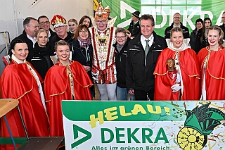 DEKRA PriWieg2025-02-26 13  Prinzenwiegen bei der DEKRA -  Ein Termin bei der DEKRA in Neumühl gehört schon auch zu den Traditionen im Duisburger Karneval. Dort findet alljährlich einPrinzenwiegen statt. Die DEKRA ist aber auch ein zuverlässiger Partner wenn es um TÜV-Abnahmen bei den Karnevalswagen geht. : DVPJ, Holger II, Phil II., Prinz Karneval, Prinz, Prinzessin Mia I., Hofmarschälle, Page, Pagen, Paginnen, HDK, Duisburg, Karneval, Helau, Tollität, Event, Session 2024, Session 2025, HDK Duisburg, Hauptausschuss, Hauptausschuss Karneval Duisburg, Duisburg ist echt