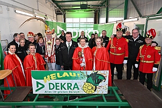 DEKRA PriWieg2025-02-26 14  Prinzenwiegen bei der DEKRA -  Ein Termin bei der DEKRA in Neumühl gehört schon auch zu den Traditionen im Duisburger Karneval. Dort findet alljährlich einPrinzenwiegen statt. Die DEKRA ist aber auch ein zuverlässiger Partner wenn es um TÜV-Abnahmen bei den Karnevalswagen geht. : DVPJ, Holger II, Phil II., Prinz Karneval, Prinz, Prinzessin Mia I., Hofmarschälle, Page, Pagen, Paginnen, HDK, Duisburg, Karneval, Helau, Tollität, Event, Session 2024, Session 2025, HDK Duisburg, Hauptausschuss, Hauptausschuss Karneval Duisburg, Duisburg ist echt