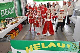 DEKRA PriWieg2025-02-26 15  Prinzenwiegen bei der DEKRA -  Ein Termin bei der DEKRA in Neumühl gehört schon auch zu den Traditionen im Duisburger Karneval. Dort findet alljährlich einPrinzenwiegen statt. Die DEKRA ist aber auch ein zuverlässiger Partner wenn es um TÜV-Abnahmen bei den Karnevalswagen geht. : DVPJ, Holger II, Phil II., Prinz Karneval, Prinz, Prinzessin Mia I., Hofmarschälle, Page, Pagen, Paginnen, HDK, Duisburg, Karneval, Helau, Tollität, Event, Session 2024, Session 2025, HDK Duisburg, Hauptausschuss, Hauptausschuss Karneval Duisburg, Duisburg ist echt