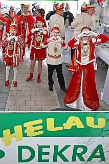 DEKRA PriWieg2025-02-26 16  Prinzenwiegen bei der DEKRA -  Ein Termin bei der DEKRA in Neumühl gehört schon auch zu den Traditionen im Duisburger Karneval. Dort findet alljährlich einPrinzenwiegen statt. Die DEKRA ist aber auch ein zuverlässiger Partner wenn es um TÜV-Abnahmen bei den Karnevalswagen geht. : DVPJ, Holger II, Phil II., Prinz Karneval, Prinz, Prinzessin Mia I., Hofmarschälle, Page, Pagen, Paginnen, HDK, Duisburg, Karneval, Helau, Tollität, Event, Session 2024, Session 2025, HDK Duisburg, Hauptausschuss, Hauptausschuss Karneval Duisburg, Duisburg ist echt