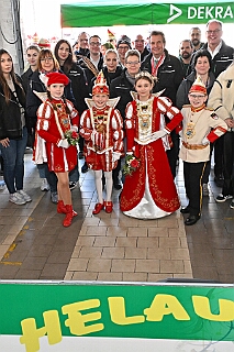 DEKRA PriWieg2025-02-26 17  Prinzenwiegen bei der DEKRA -  Ein Termin bei der DEKRA in Neumühl gehört schon auch zu den Traditionen im Duisburger Karneval. Dort findet alljährlich einPrinzenwiegen statt. Die DEKRA ist aber auch ein zuverlässiger Partner wenn es um TÜV-Abnahmen bei den Karnevalswagen geht. : DVPJ, Holger II, Phil II., Prinz Karneval, Prinz, Prinzessin Mia I., Hofmarschälle, Page, Pagen, Paginnen, HDK, Duisburg, Karneval, Helau, Tollität, Event, Session 2024, Session 2025, HDK Duisburg, Hauptausschuss, Hauptausschuss Karneval Duisburg, Duisburg ist echt