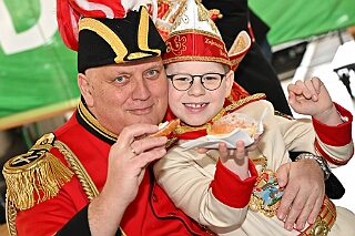DEKRA PriWieg2025-02-26 19  Prinzenwiegen bei der DEKRA -  Ein Termin bei der DEKRA in Neumühl gehört schon auch zu den Traditionen im Duisburger Karneval. Dort findet alljährlich einPrinzenwiegen statt. Die DEKRA ist aber auch ein zuverlässiger Partner wenn es um TÜV-Abnahmen bei den Karnevalswagen geht. : DVPJ, Holger II, Phil II., Prinz Karneval, Prinz, Prinzessin Mia I., Hofmarschälle, Page, Pagen, Paginnen, HDK, Duisburg, Karneval, Helau, Tollität, Event, Session 2024, Session 2025, HDK Duisburg, Hauptausschuss, Hauptausschuss Karneval Duisburg, Duisburg ist echt