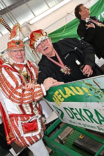 DEKRA PriWieg2025-02-26 22  Prinzenwiegen bei der DEKRA -  Ein Termin bei der DEKRA in Neumühl gehört schon auch zu den Traditionen im Duisburger Karneval. Dort findet alljährlich einPrinzenwiegen statt. Die DEKRA ist aber auch ein zuverlässiger Partner wenn es um TÜV-Abnahmen bei den Karnevalswagen geht. : DVPJ, Holger II, Phil II., Prinz Karneval, Prinz, Prinzessin Mia I., Hofmarschälle, Page, Pagen, Paginnen, HDK, Duisburg, Karneval, Helau, Tollität, Event, Session 2024, Session 2025, HDK Duisburg, Hauptausschuss, Hauptausschuss Karneval Duisburg, Duisburg ist echt