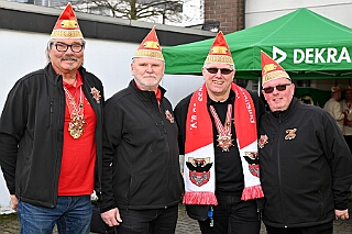 DEKRA PriWieg2025-02-26 23  Prinzenwiegen bei der DEKRA -  Ein Termin bei der DEKRA in Neumühl gehört schon auch zu den Traditionen im Duisburger Karneval. Dort findet alljährlich einPrinzenwiegen statt. Die DEKRA ist aber auch ein zuverlässiger Partner wenn es um TÜV-Abnahmen bei den Karnevalswagen geht. : DVPJ, Holger II, Phil II., Prinz Karneval, Prinz, Prinzessin Mia I., Hofmarschälle, Page, Pagen, Paginnen, HDK, Duisburg, Karneval, Helau, Tollität, Event, Session 2024, Session 2025, HDK Duisburg, Hauptausschuss, Hauptausschuss Karneval Duisburg, Duisburg ist echt