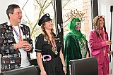 Altweibertour 2025-02-28 087  Altweibertour 2025, Helau heißt Willkommen - Über 20 Mal hieß es raus aus den Bus, rauf auf die Bühne und zurück in den Bus. Die Tour startete im IntercityHotel Duisburger Hof. Wir fuhren  quer durch unsere Stadt. U. a. waren wir im Polizeipräsidium, Festzelt vom HDK im LANUV bei der HARGREAVES und bei vielen Veranstaltungen der Karnevalsgesellschaften. : DVPJ, Holger II, Phil II., Prinz Karneval, Prinz, Prinzessin Mia I., Hofmarschälle, Page, Pagen, Paginnen, HDK, Duisburg, Karneval, Helau, Tollität, Event, Session 2024, Session 2025, HDK Duisburg, Hauptausschuss, Hauptausschuss Karneval Duisburg, Duisburg ist echt
