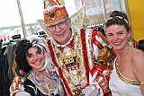 Altweibertour 2025-02-28 120  Altweibertour 2025, Helau heißt Willkommen - Über 20 Mal hieß es raus aus den Bus, rauf auf die Bühne und zurück in den Bus. Die Tour startete im IntercityHotel Duisburger Hof. Wir fuhren  quer durch unsere Stadt. U. a. waren wir im Polizeipräsidium, Festzelt vom HDK im LANUV bei der HARGREAVES und bei vielen Veranstaltungen der Karnevalsgesellschaften. : DVPJ, Holger II, Phil II., Prinz Karneval, Prinz, Prinzessin Mia I., Hofmarschälle, Page, Pagen, Paginnen, HDK, Duisburg, Karneval, Helau, Tollität, Event, Session 2024, Session 2025, HDK Duisburg, Hauptausschuss, Hauptausschuss Karneval Duisburg, Duisburg ist echt