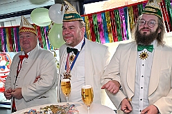 DuisportPrinzenfahrt 2025-02-28 03  Prinzenfahrt auf dem duisport-Schiff - Die Prinzenfahrt auf dem duisport-Schiff, der Karl Jarres ist ein Höhepunkt in jeder Session!  Pünktlich um 11:11 Uhr hieß es „Leinen los".  Zusammen mit duisport-Vorstand Markus Bangen und Giordana Sperling-Doppstadt sowie Vertretern des HDK. Auch Vertreter aus Duisburgs Karnevalsgesellschaften waren an Bord und es ging volle Kraft voraus über den Rhein. : DVPJ, Holger II, Phil II., Prinz Karneval, Prinz, Prinzessin Mia I., Hofmarschälle, Page, Pagen, Paginnen, HDK, Duisburg, Karneval, Helau, Tollität, Event, Session 2024, Session 2025, HDK Duisburg, Hauptausschuss, Hauptausschuss Karneval Duisburg, Duisburg ist echt