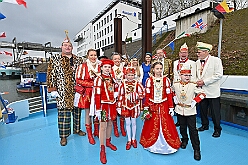 DuisportPrinzenfahrt 2025-02-28 06  Prinzenfahrt auf dem duisport-Schiff - Die Prinzenfahrt auf dem duisport-Schiff, der Karl Jarres ist ein Höhepunkt in jeder Session!  Pünktlich um 11:11 Uhr hieß es „Leinen los".  Zusammen mit duisport-Vorstand Markus Bangen und Giordana Sperling-Doppstadt sowie Vertretern des HDK. Auch Vertreter aus Duisburgs Karnevalsgesellschaften waren an Bord und es ging volle Kraft voraus über den Rhein. : DVPJ, Holger II, Phil II., Prinz Karneval, Prinz, Prinzessin Mia I., Hofmarschälle, Page, Pagen, Paginnen, HDK, Duisburg, Karneval, Helau, Tollität, Event, Session 2024, Session 2025, HDK Duisburg, Hauptausschuss, Hauptausschuss Karneval Duisburg, Duisburg ist echt