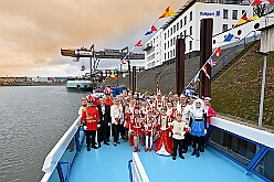 DuisportPrinzenfahrt 2025-02-28 07  Prinzenfahrt auf dem duisport-Schiff - Die Prinzenfahrt auf dem duisport-Schiff, der Karl Jarres ist ein Höhepunkt in jeder Session!  Pünktlich um 11:11 Uhr hieß es „Leinen los".  Zusammen mit duisport-Vorstand Markus Bangen und Giordana Sperling-Doppstadt sowie Vertretern des HDK. Auch Vertreter aus Duisburgs Karnevalsgesellschaften waren an Bord und es ging volle Kraft voraus über den Rhein. : DVPJ, Holger II, Phil II., Prinz Karneval, Prinz, Prinzessin Mia I., Hofmarschälle, Page, Pagen, Paginnen, HDK, Duisburg, Karneval, Helau, Tollität, Event, Session 2024, Session 2025, HDK Duisburg, Hauptausschuss, Hauptausschuss Karneval Duisburg, Duisburg ist echt