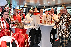 DuisportPrinzenfahrt 2025-02-28 09  Prinzenfahrt auf dem duisport-Schiff - Die Prinzenfahrt auf dem duisport-Schiff, der Karl Jarres ist ein Höhepunkt in jeder Session!  Pünktlich um 11:11 Uhr hieß es „Leinen los".  Zusammen mit duisport-Vorstand Markus Bangen und Giordana Sperling-Doppstadt sowie Vertretern des HDK. Auch Vertreter aus Duisburgs Karnevalsgesellschaften waren an Bord und es ging volle Kraft voraus über den Rhein. : DVPJ, Holger II, Phil II., Prinz Karneval, Prinz, Prinzessin Mia I., Hofmarschälle, Page, Pagen, Paginnen, HDK, Duisburg, Karneval, Helau, Tollität, Event, Session 2024, Session 2025, HDK Duisburg, Hauptausschuss, Hauptausschuss Karneval Duisburg, Duisburg ist echt