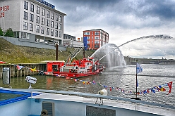 DuisportPrinzenfahrt 2025-02-28 13  Prinzenfahrt auf dem duisport-Schiff - Die Prinzenfahrt auf dem duisport-Schiff, der Karl Jarres ist ein Höhepunkt in jeder Session!  Pünktlich um 11:11 Uhr hieß es „Leinen los".  Zusammen mit duisport-Vorstand Markus Bangen und Giordana Sperling-Doppstadt sowie Vertretern des HDK. Auch Vertreter aus Duisburgs Karnevalsgesellschaften waren an Bord und es ging volle Kraft voraus über den Rhein. : DVPJ, Holger II, Phil II., Prinz Karneval, Prinz, Prinzessin Mia I., Hofmarschälle, Page, Pagen, Paginnen, HDK, Duisburg, Karneval, Helau, Tollität, Event, Session 2024, Session 2025, HDK Duisburg, Hauptausschuss, Hauptausschuss Karneval Duisburg, Duisburg ist echt