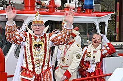 DuisportPrinzenfahrt 2025-02-28 16  Prinzenfahrt auf dem duisport-Schiff - Die Prinzenfahrt auf dem duisport-Schiff, der Karl Jarres ist ein Höhepunkt in jeder Session!  Pünktlich um 11:11 Uhr hieß es „Leinen los".  Zusammen mit duisport-Vorstand Markus Bangen und Giordana Sperling-Doppstadt sowie Vertretern des HDK. Auch Vertreter aus Duisburgs Karnevalsgesellschaften waren an Bord und es ging volle Kraft voraus über den Rhein. : DVPJ, Holger II, Phil II., Prinz Karneval, Prinz, Prinzessin Mia I., Hofmarschälle, Page, Pagen, Paginnen, HDK, Duisburg, Karneval, Helau, Tollität, Event, Session 2024, Session 2025, HDK Duisburg, Hauptausschuss, Hauptausschuss Karneval Duisburg, Duisburg ist echt