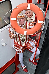 DuisportPrinzenfahrt 2025-02-28 19  Prinzenfahrt auf dem duisport-Schiff - Die Prinzenfahrt auf dem duisport-Schiff, der Karl Jarres ist ein Höhepunkt in jeder Session!  Pünktlich um 11:11 Uhr hieß es „Leinen los".  Zusammen mit duisport-Vorstand Markus Bangen und Giordana Sperling-Doppstadt sowie Vertretern des HDK. Auch Vertreter aus Duisburgs Karnevalsgesellschaften waren an Bord und es ging volle Kraft voraus über den Rhein. : DVPJ, Holger II, Phil II., Prinz Karneval, Prinz, Prinzessin Mia I., Hofmarschälle, Page, Pagen, Paginnen, HDK, Duisburg, Karneval, Helau, Tollität, Event, Session 2024, Session 2025, HDK Duisburg, Hauptausschuss, Hauptausschuss Karneval Duisburg, Duisburg ist echt