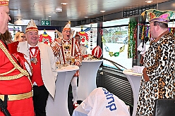 DuisportPrinzenfahrt 2025-02-28 24  Prinzenfahrt auf dem duisport-Schiff - Die Prinzenfahrt auf dem duisport-Schiff, der Karl Jarres ist ein Höhepunkt in jeder Session!  Pünktlich um 11:11 Uhr hieß es „Leinen los".  Zusammen mit duisport-Vorstand Markus Bangen und Giordana Sperling-Doppstadt sowie Vertretern des HDK. Auch Vertreter aus Duisburgs Karnevalsgesellschaften waren an Bord und es ging volle Kraft voraus über den Rhein. : DVPJ, Holger II, Phil II., Prinz Karneval, Prinz, Prinzessin Mia I., Hofmarschälle, Page, Pagen, Paginnen, HDK, Duisburg, Karneval, Helau, Tollität, Event, Session 2024, Session 2025, HDK Duisburg, Hauptausschuss, Hauptausschuss Karneval Duisburg, Duisburg ist echt