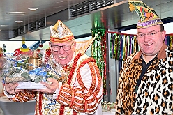 DuisportPrinzenfahrt 2025-02-28 28  Prinzenfahrt auf dem duisport-Schiff - Die Prinzenfahrt auf dem duisport-Schiff, der Karl Jarres ist ein Höhepunkt in jeder Session!  Pünktlich um 11:11 Uhr hieß es „Leinen los".  Zusammen mit duisport-Vorstand Markus Bangen und Giordana Sperling-Doppstadt sowie Vertretern des HDK. Auch Vertreter aus Duisburgs Karnevalsgesellschaften waren an Bord und es ging volle Kraft voraus über den Rhein. : DVPJ, Holger II, Phil II., Prinz Karneval, Prinz, Prinzessin Mia I., Hofmarschälle, Page, Pagen, Paginnen, HDK, Duisburg, Karneval, Helau, Tollität, Event, Session 2024, Session 2025, HDK Duisburg, Hauptausschuss, Hauptausschuss Karneval Duisburg, Duisburg ist echt