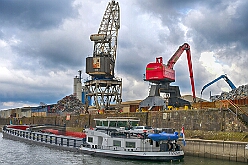 DuisportPrinzenfahrt 2025-02-28 34  Prinzenfahrt auf dem duisport-Schiff - Die Prinzenfahrt auf dem duisport-Schiff, der Karl Jarres ist ein Höhepunkt in jeder Session!  Pünktlich um 11:11 Uhr hieß es „Leinen los".  Zusammen mit duisport-Vorstand Markus Bangen und Giordana Sperling-Doppstadt sowie Vertretern des HDK. Auch Vertreter aus Duisburgs Karnevalsgesellschaften waren an Bord und es ging volle Kraft voraus über den Rhein. : DVPJ, Holger II, Phil II., Prinz Karneval, Prinz, Prinzessin Mia I., Hofmarschälle, Page, Pagen, Paginnen, HDK, Duisburg, Karneval, Helau, Tollität, Event, Session 2024, Session 2025, HDK Duisburg, Hauptausschuss, Hauptausschuss Karneval Duisburg, Duisburg ist echt
