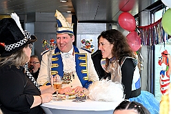 DuisportPrinzenfahrt 2025-02-28 36  Prinzenfahrt auf dem duisport-Schiff - Die Prinzenfahrt auf dem duisport-Schiff, der Karl Jarres ist ein Höhepunkt in jeder Session!  Pünktlich um 11:11 Uhr hieß es „Leinen los".  Zusammen mit duisport-Vorstand Markus Bangen und Giordana Sperling-Doppstadt sowie Vertretern des HDK. Auch Vertreter aus Duisburgs Karnevalsgesellschaften waren an Bord und es ging volle Kraft voraus über den Rhein. : DVPJ, Holger II, Phil II., Prinz Karneval, Prinz, Prinzessin Mia I., Hofmarschälle, Page, Pagen, Paginnen, HDK, Duisburg, Karneval, Helau, Tollität, Event, Session 2024, Session 2025, HDK Duisburg, Hauptausschuss, Hauptausschuss Karneval Duisburg, Duisburg ist echt