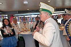 DuisportPrinzenfahrt 2025-02-28 50  Prinzenfahrt auf dem duisport-Schiff - Die Prinzenfahrt auf dem duisport-Schiff, der Karl Jarres ist ein Höhepunkt in jeder Session!  Pünktlich um 11:11 Uhr hieß es „Leinen los".  Zusammen mit duisport-Vorstand Markus Bangen und Giordana Sperling-Doppstadt sowie Vertretern des HDK. Auch Vertreter aus Duisburgs Karnevalsgesellschaften waren an Bord und es ging volle Kraft voraus über den Rhein. : DVPJ, Holger II, Phil II., Prinz Karneval, Prinz, Prinzessin Mia I., Hofmarschälle, Page, Pagen, Paginnen, HDK, Duisburg, Karneval, Helau, Tollität, Event, Session 2024, Session 2025, HDK Duisburg, Hauptausschuss, Hauptausschuss Karneval Duisburg, Duisburg ist echt
