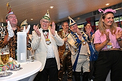 DuisportPrinzenfahrt 2025-02-28 54  Prinzenfahrt auf dem duisport-Schiff - Die Prinzenfahrt auf dem duisport-Schiff, der Karl Jarres ist ein Höhepunkt in jeder Session!  Pünktlich um 11:11 Uhr hieß es „Leinen los".  Zusammen mit duisport-Vorstand Markus Bangen und Giordana Sperling-Doppstadt sowie Vertretern des HDK. Auch Vertreter aus Duisburgs Karnevalsgesellschaften waren an Bord und es ging volle Kraft voraus über den Rhein. : DVPJ, Holger II, Phil II., Prinz Karneval, Prinz, Prinzessin Mia I., Hofmarschälle, Page, Pagen, Paginnen, HDK, Duisburg, Karneval, Helau, Tollität, Event, Session 2024, Session 2025, HDK Duisburg, Hauptausschuss, Hauptausschuss Karneval Duisburg, Duisburg ist echt