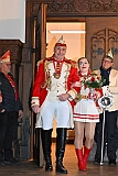 Rosenmontag 2025-03-03 003  „Just Married“ und dann Rosenmontag - Ein ungewöhnlicher Start in den Rosenmontag. Im Standesamt geben sich vor OB Sören Link Lara und Chris Loosen das Ja-Wort. Dann Prinzenwecken vor dem IntercityHotel. Im Rathaus geht es weiter mit dem Prinzenfrühstück im Ratssaal. Prinz Holger II. und Hofmarschälle erhalten den „Stern“ und gehören jetzt zum „Club der alten Herrn“. Bei  Kaiserwetter dann der Umzug durch die Stadt. Bei der After-Zug-Party ist dann Schluss, die Crew werden nach einer erfolgreichen Session verabschiedet. : DVPJ, Holger II, Phil II., Prinz Karneval, Prinz, Prinzessin Mia I., Hofmarschälle, Page, Pagen, Paginnen, HDK, Duisburg, Karneval, Helau, Tollität, Event, Session 2024, Session 2025, HDK Duisburg, Hauptausschuss, Hauptausschuss Karneval Duisburg, Duisburg ist echt