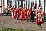 Rosenmontag 2025-03-03 014  „Just Married“ und dann Rosenmontag - Ein ungewöhnlicher Start in den Rosenmontag. Im Standesamt geben sich vor OB Sören Link Lara und Chris Loosen das Ja-Wort. Dann Prinzenwecken vor dem IntercityHotel. Im Rathaus geht es weiter mit dem Prinzenfrühstück im Ratssaal. Prinz Holger II. und Hofmarschälle erhalten den „Stern“ und gehören jetzt zum „Club der alten Herrn“. Bei  Kaiserwetter dann der Umzug durch die Stadt. Bei der After-Zug-Party ist dann Schluss, die Crew werden nach einer erfolgreichen Session verabschiedet. : DVPJ, Holger II, Phil II., Prinz Karneval, Prinz, Prinzessin Mia I., Hofmarschälle, Page, Pagen, Paginnen, HDK, Duisburg, Karneval, Helau, Tollität, Event, Session 2024, Session 2025, HDK Duisburg, Hauptausschuss, Hauptausschuss Karneval Duisburg, Duisburg ist echt