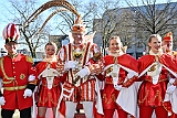 Rosenmontag 2025-03-03 028  „Just Married“ und dann Rosenmontag - Ein ungewöhnlicher Start in den Rosenmontag. Im Standesamt geben sich vor OB Sören Link Lara und Chris Loosen das Ja-Wort. Dann Prinzenwecken vor dem IntercityHotel. Im Rathaus geht es weiter mit dem Prinzenfrühstück im Ratssaal. Prinz Holger II. und Hofmarschälle erhalten den „Stern“ und gehören jetzt zum „Club der alten Herrn“. Bei  Kaiserwetter dann der Umzug durch die Stadt. Bei der After-Zug-Party ist dann Schluss, die Crew werden nach einer erfolgreichen Session verabschiedet. : DVPJ, Holger II, Phil II., Prinz Karneval, Prinz, Prinzessin Mia I., Hofmarschälle, Page, Pagen, Paginnen, HDK, Duisburg, Karneval, Helau, Tollität, Event, Session 2024, Session 2025, HDK Duisburg, Hauptausschuss, Hauptausschuss Karneval Duisburg, Duisburg ist echt