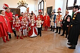Rosenmontag 2025-03-03 031  „Just Married“ und dann Rosenmontag - Ein ungewöhnlicher Start in den Rosenmontag. Im Standesamt geben sich vor OB Sören Link Lara und Chris Loosen das Ja-Wort. Dann Prinzenwecken vor dem IntercityHotel. Im Rathaus geht es weiter mit dem Prinzenfrühstück im Ratssaal. Prinz Holger II. und Hofmarschälle erhalten den „Stern“ und gehören jetzt zum „Club der alten Herrn“. Bei  Kaiserwetter dann der Umzug durch die Stadt. Bei der After-Zug-Party ist dann Schluss, die Crew werden nach einer erfolgreichen Session verabschiedet. : DVPJ, Holger II, Phil II., Prinz Karneval, Prinz, Prinzessin Mia I., Hofmarschälle, Page, Pagen, Paginnen, HDK, Duisburg, Karneval, Helau, Tollität, Event, Session 2024, Session 2025, HDK Duisburg, Hauptausschuss, Hauptausschuss Karneval Duisburg, Duisburg ist echt