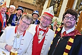 Rosenmontag 2025-03-03 058  „Just Married“ und dann Rosenmontag - Ein ungewöhnlicher Start in den Rosenmontag. Im Standesamt geben sich vor OB Sören Link Lara und Chris Loosen das Ja-Wort. Dann Prinzenwecken vor dem IntercityHotel. Im Rathaus geht es weiter mit dem Prinzenfrühstück im Ratssaal. Prinz Holger II. und Hofmarschälle erhalten den „Stern“ und gehören jetzt zum „Club der alten Herrn“. Bei  Kaiserwetter dann der Umzug durch die Stadt. Bei der After-Zug-Party ist dann Schluss, die Crew werden nach einer erfolgreichen Session verabschiedet. : DVPJ, Holger II, Phil II., Prinz Karneval, Prinz, Prinzessin Mia I., Hofmarschälle, Page, Pagen, Paginnen, HDK, Duisburg, Karneval, Helau, Tollität, Event, Session 2024, Session 2025, HDK Duisburg, Hauptausschuss, Hauptausschuss Karneval Duisburg, Duisburg ist echt