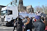 Rosenmontag 2025-03-03 110  „Just Married“ und dann Rosenmontag - Ein ungewöhnlicher Start in den Rosenmontag. Im Standesamt geben sich vor OB Sören Link Lara und Chris Loosen das Ja-Wort. Dann Prinzenwecken vor dem IntercityHotel. Im Rathaus geht es weiter mit dem Prinzenfrühstück im Ratssaal. Prinz Holger II. und Hofmarschälle erhalten den „Stern“ und gehören jetzt zum „Club der alten Herrn“. Bei  Kaiserwetter dann der Umzug durch die Stadt. Bei der After-Zug-Party ist dann Schluss, die Crew werden nach einer erfolgreichen Session verabschiedet. : DVPJ, Holger II, Phil II., Prinz Karneval, Prinz, Prinzessin Mia I., Hofmarschälle, Page, Pagen, Paginnen, HDK, Duisburg, Karneval, Helau, Tollität, Event, Session 2024, Session 2025, HDK Duisburg, Hauptausschuss, Hauptausschuss Karneval Duisburg, Duisburg ist echt